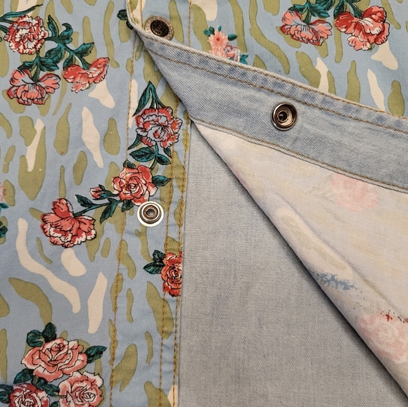 Sleeveless Denim and Floral print Button-down Top - Picture 5 of 9